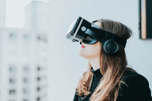 Seorang wanita menggunakan headset VR, mirip dengan 3DICOM VR tempat Anda dapat mentransfer, melihat, dan memanipulasi gambar radiologi 3D.