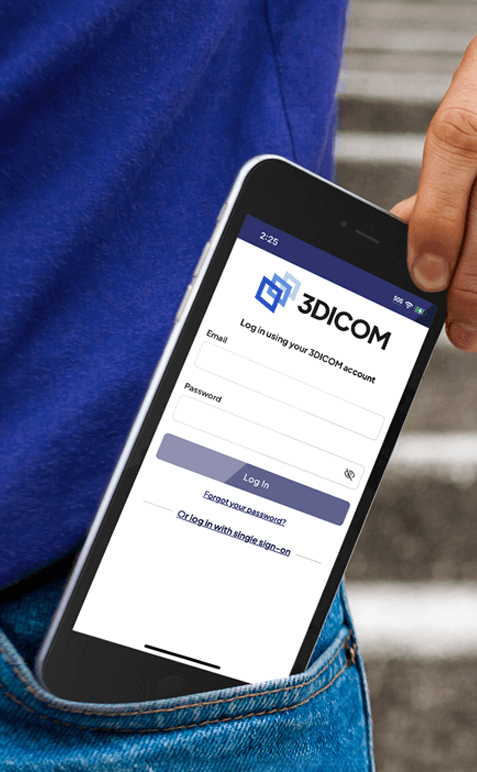 Un paziente può accedere comodamente all'app 3DICOM Mobile dalla tasca per visualizzare le proprie immagini mediche ovunque si trovi.